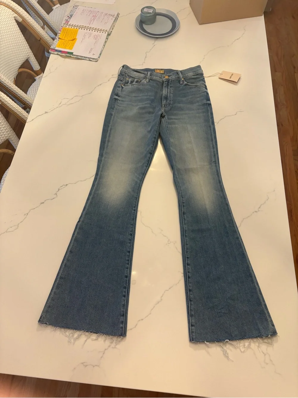 MOTHER  The Weekender Fray Jeans in Glow Up
